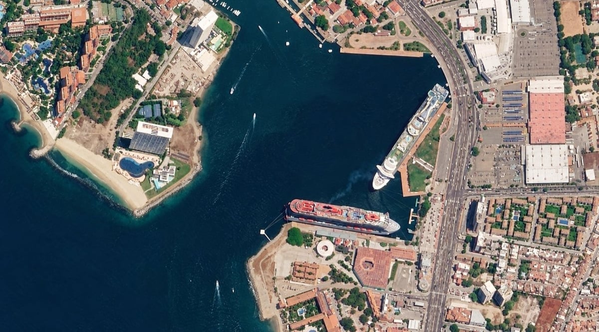 Vista aérea de la terminal marítima de Puerto Vallarta con cruceros atracados en el muelle, el bulevar costero y la ciudad alrededor