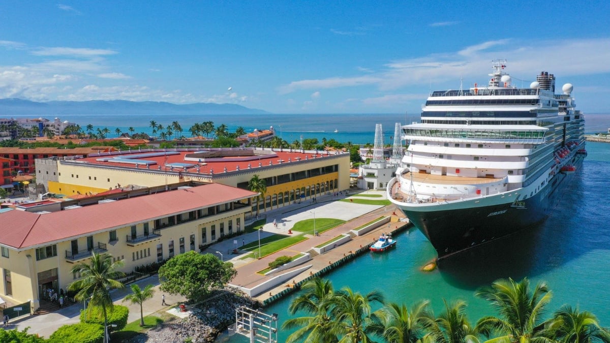 Crucero atracado junto al recinto de Puerto Mágico con aguas turquesas y palmeras